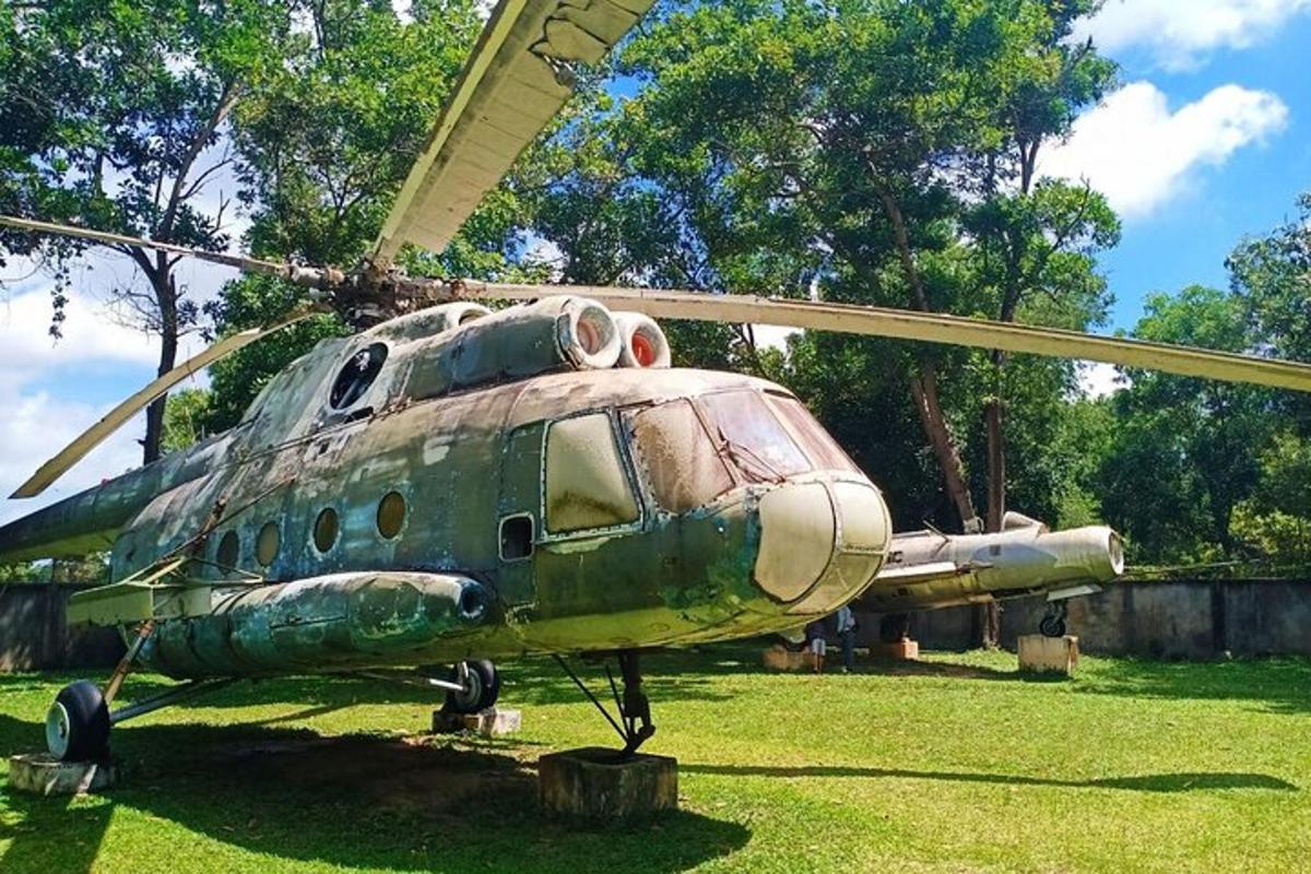 Un elicopter verde stă pe iarbă