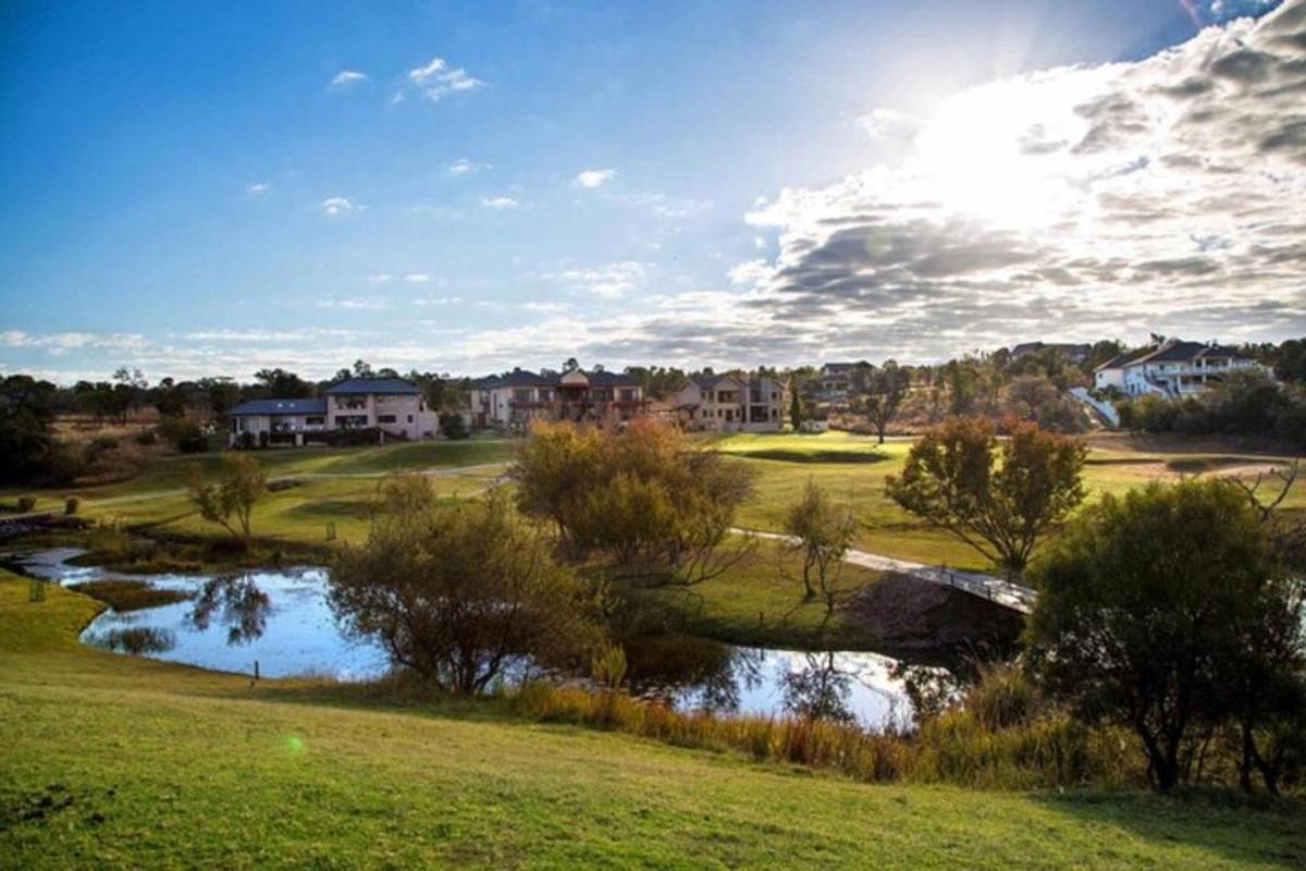 utsikt over en golfbane med et tjern
