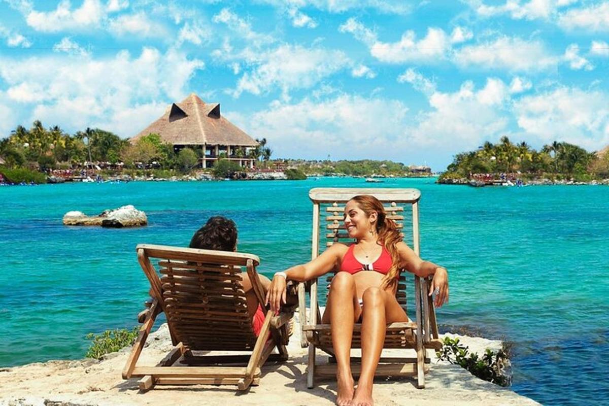 Una mujer en bikini sentada en sillas en una playa.