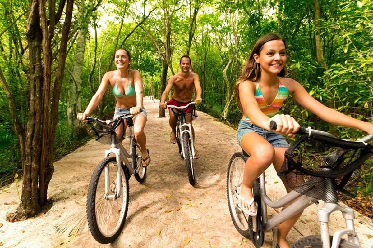 Un grupo de personas andando en bicicleta por un sendero de tierra.