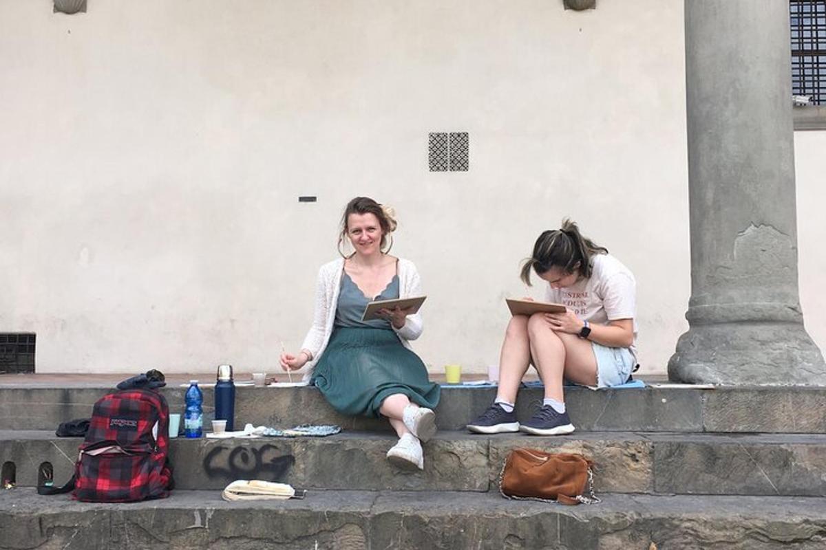 duas mulheres sentadas nos degraus lendo livros