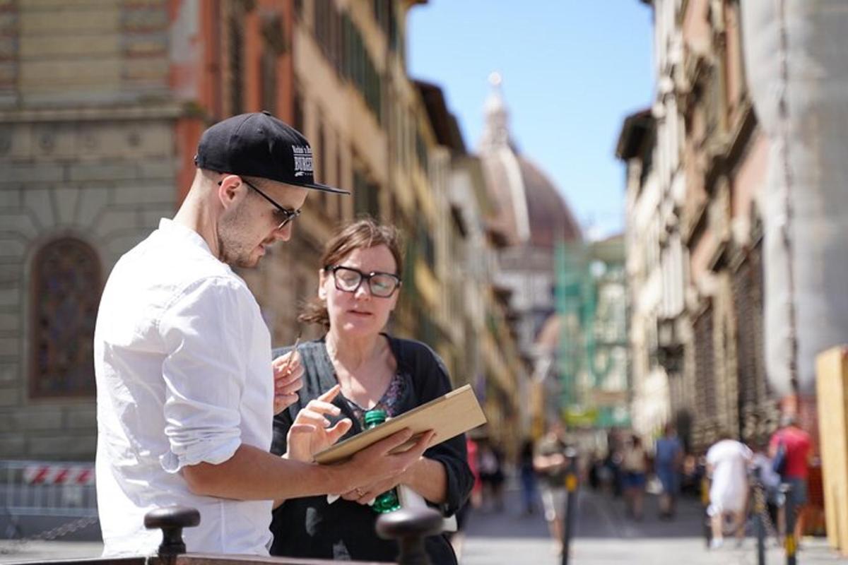 Un hombre y una mujer mirando un libro