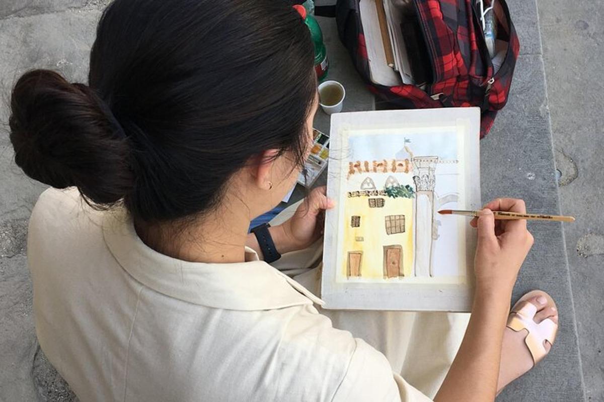 Una mujer está pintando un cuadro de una casa.