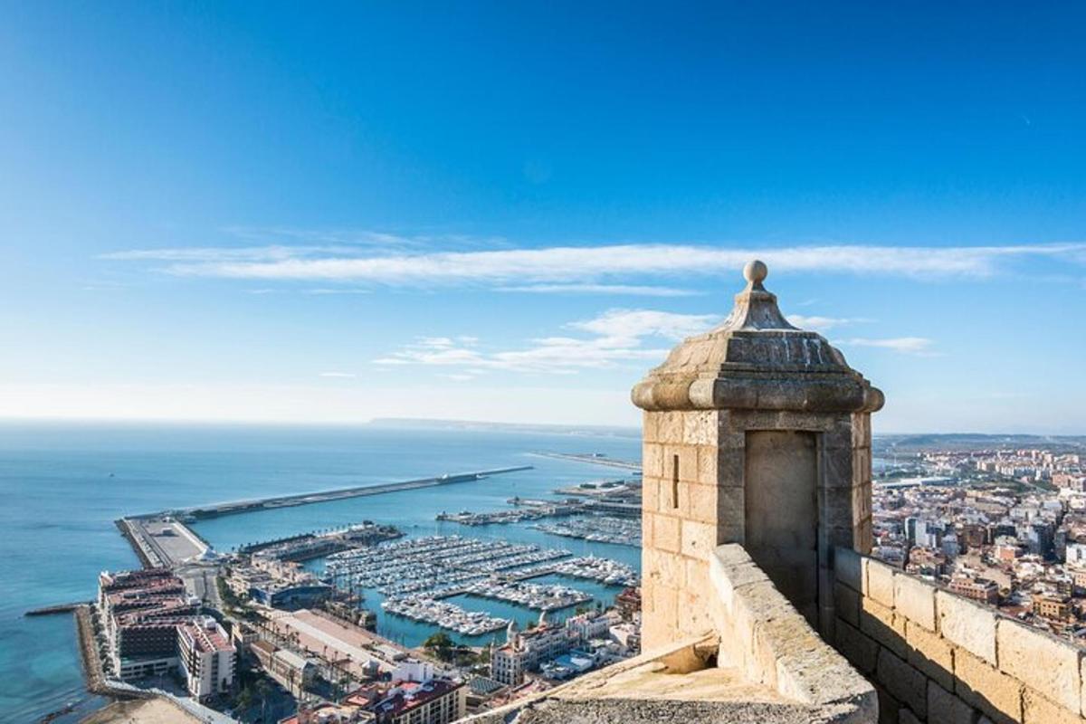uma vista aérea de uma cidade e do oceano