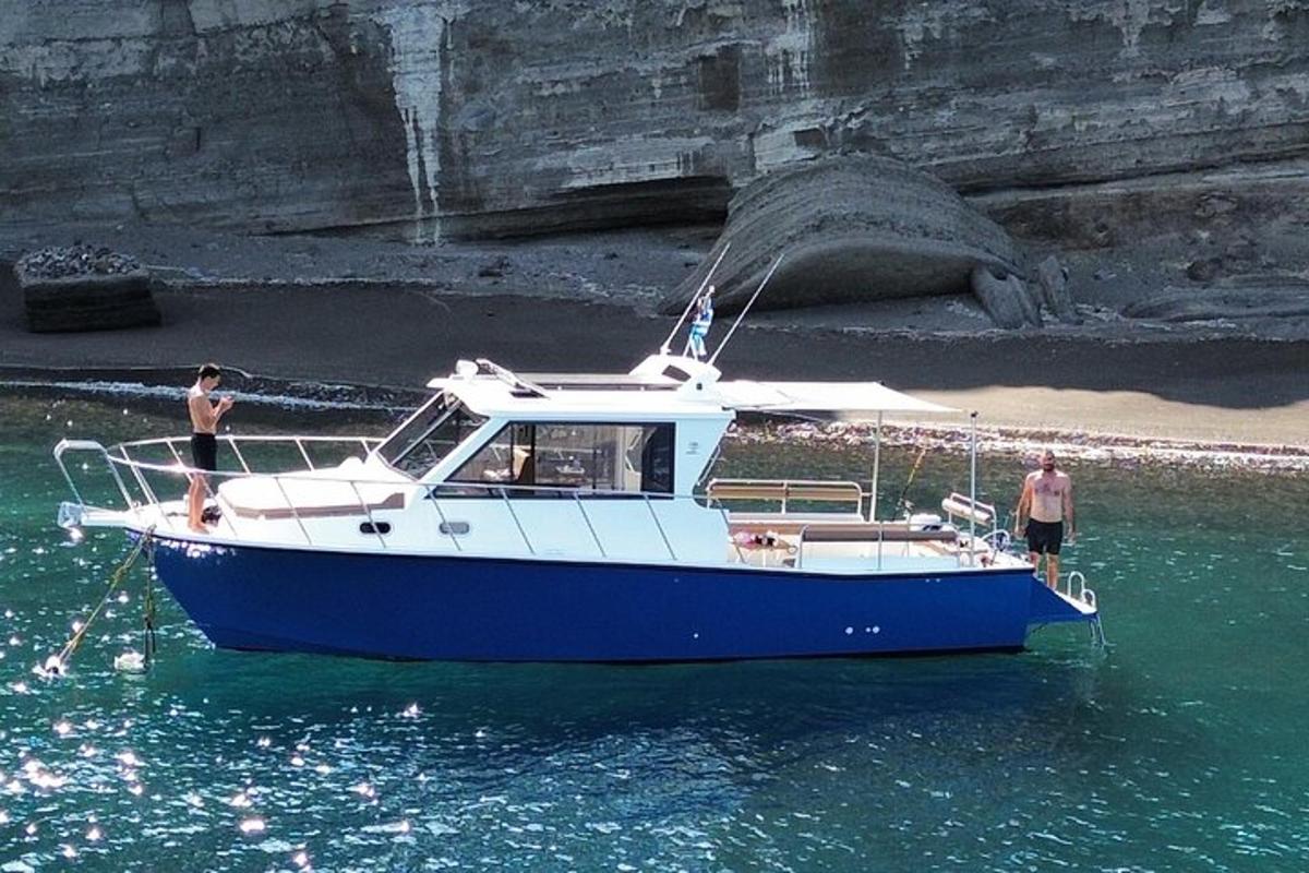 due persone in piedi su una barca in acqua