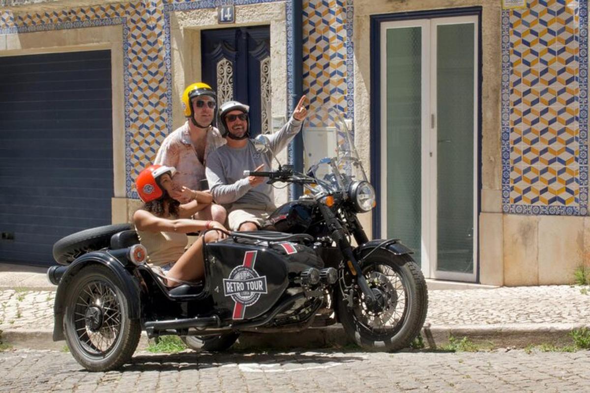 Un grupo de tres personas sentadas en una motocicleta