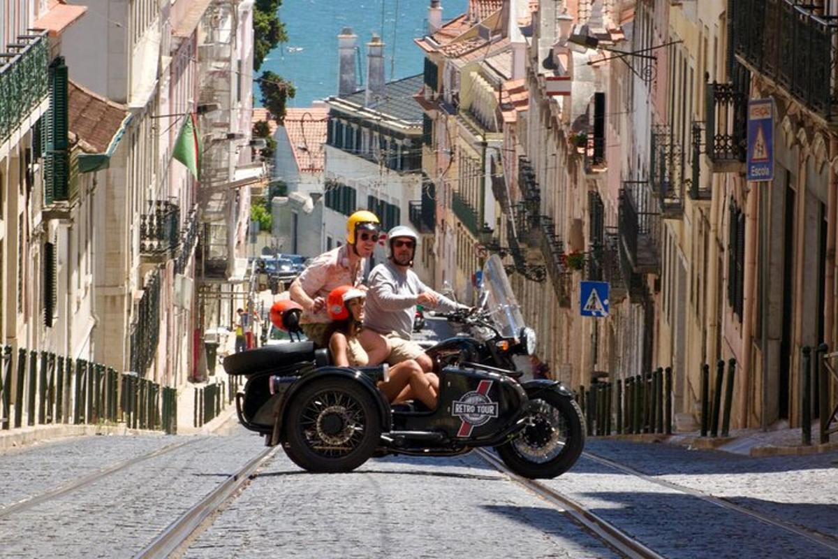 Dos personas viajando en motocicleta por una calle de la ciudad.