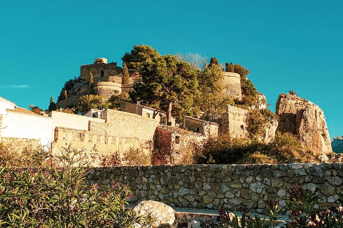 ένας λόφος με ένα κάστρο στην κορυφή του
