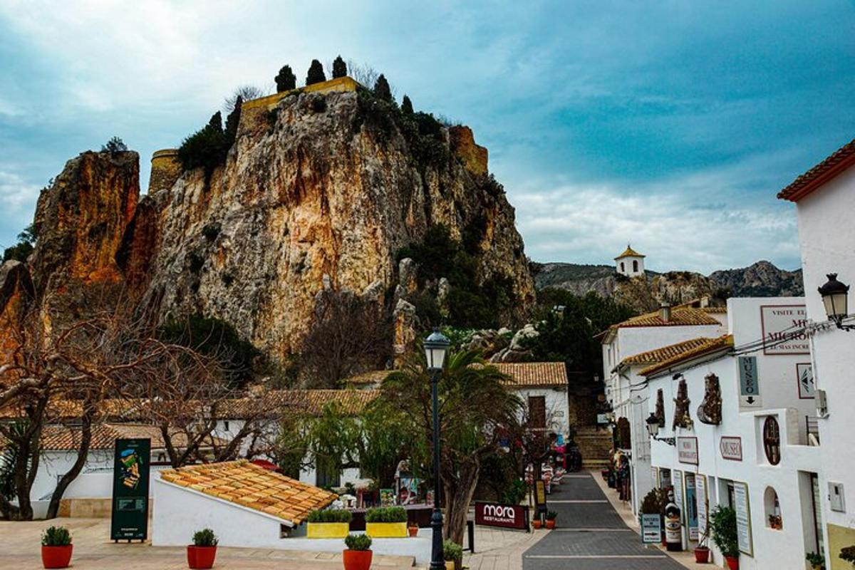 μια ομάδα ανθρώπων που κάθονται στην κορυφή ενός βουνού