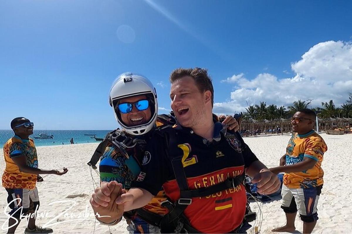 seorang lelaki sedang memeluk seorang lelaki di pantai