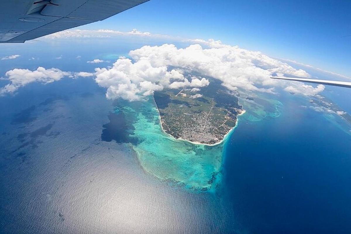 pemandangan udara pulau di lautan