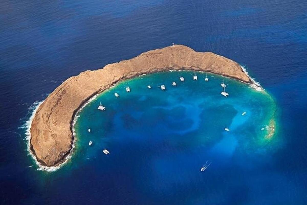 uma pequena ilha com barcos na água