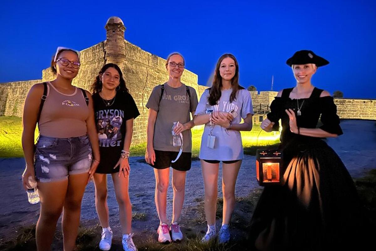 un gruppo di persone in piedi davanti a un castello