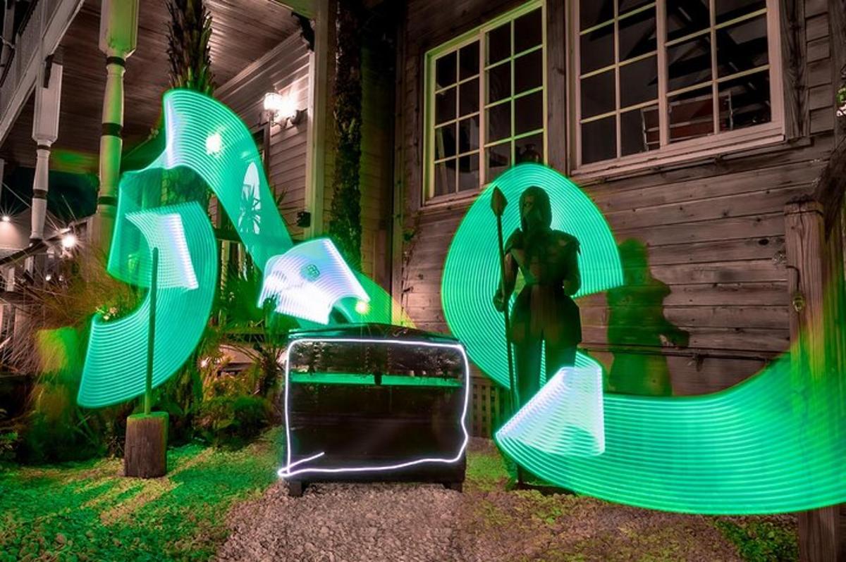 un cartello luminoso davanti a una casa