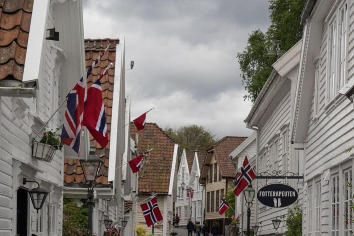 tänav, mille hoonete fassaadidel lehvivad Briti lipud