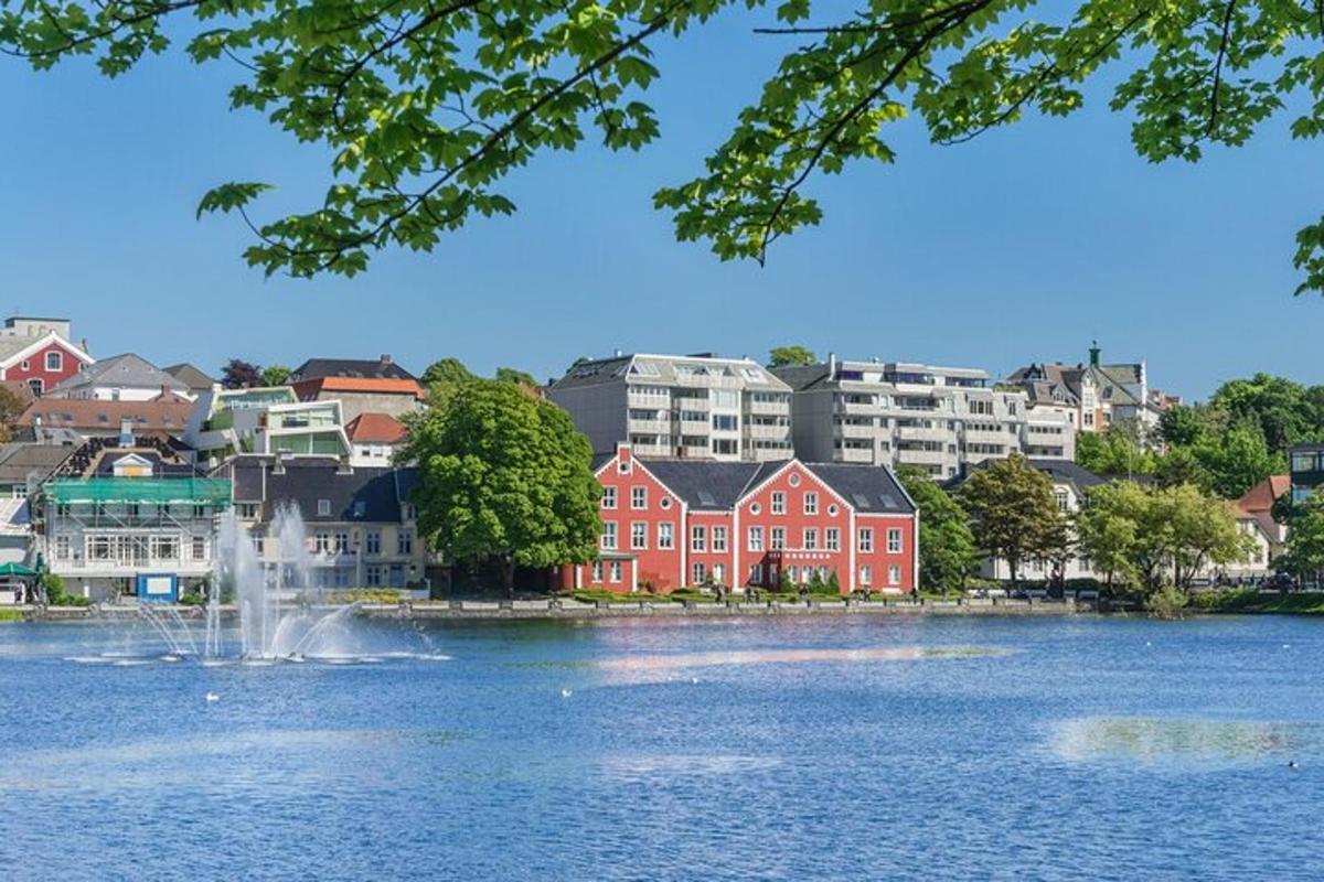 linn, kus järve keskel on purskkaev