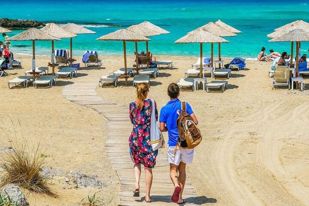 duas mulheres caminhando por um caminho na praia