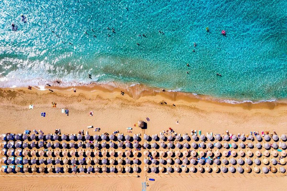 uma vista aérea de uma praia com uma multidão de pessoas