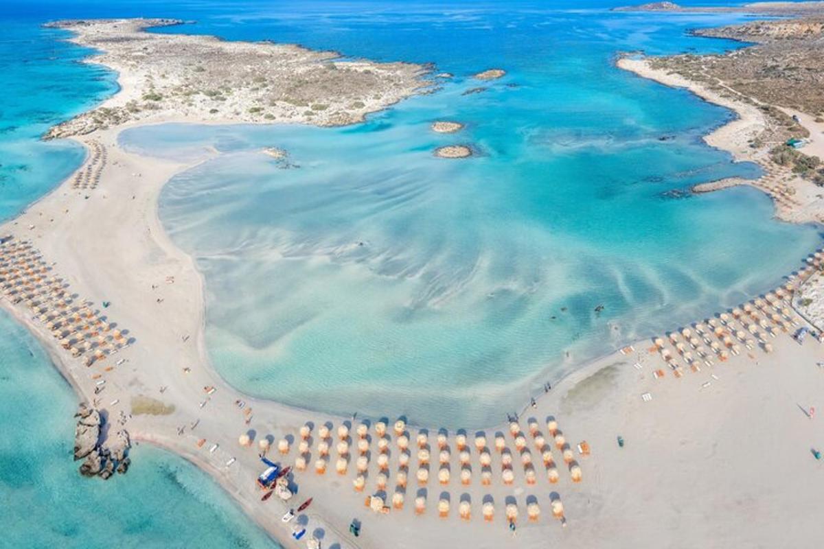 uma vista aérea de uma praia com um grupo de guarda-sóis