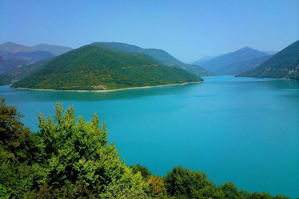 un'isola in un grande lago con acqua blu