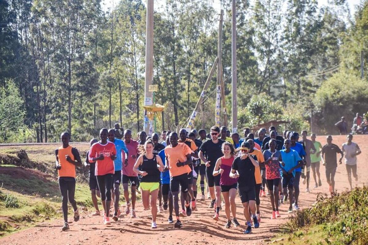 un grup de persones fent una cursa per un camí de terra