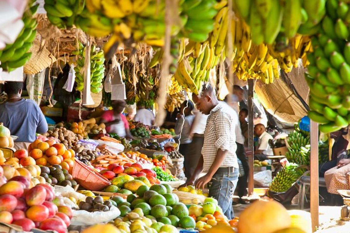 un mercat amb un munt de fruites i verdures