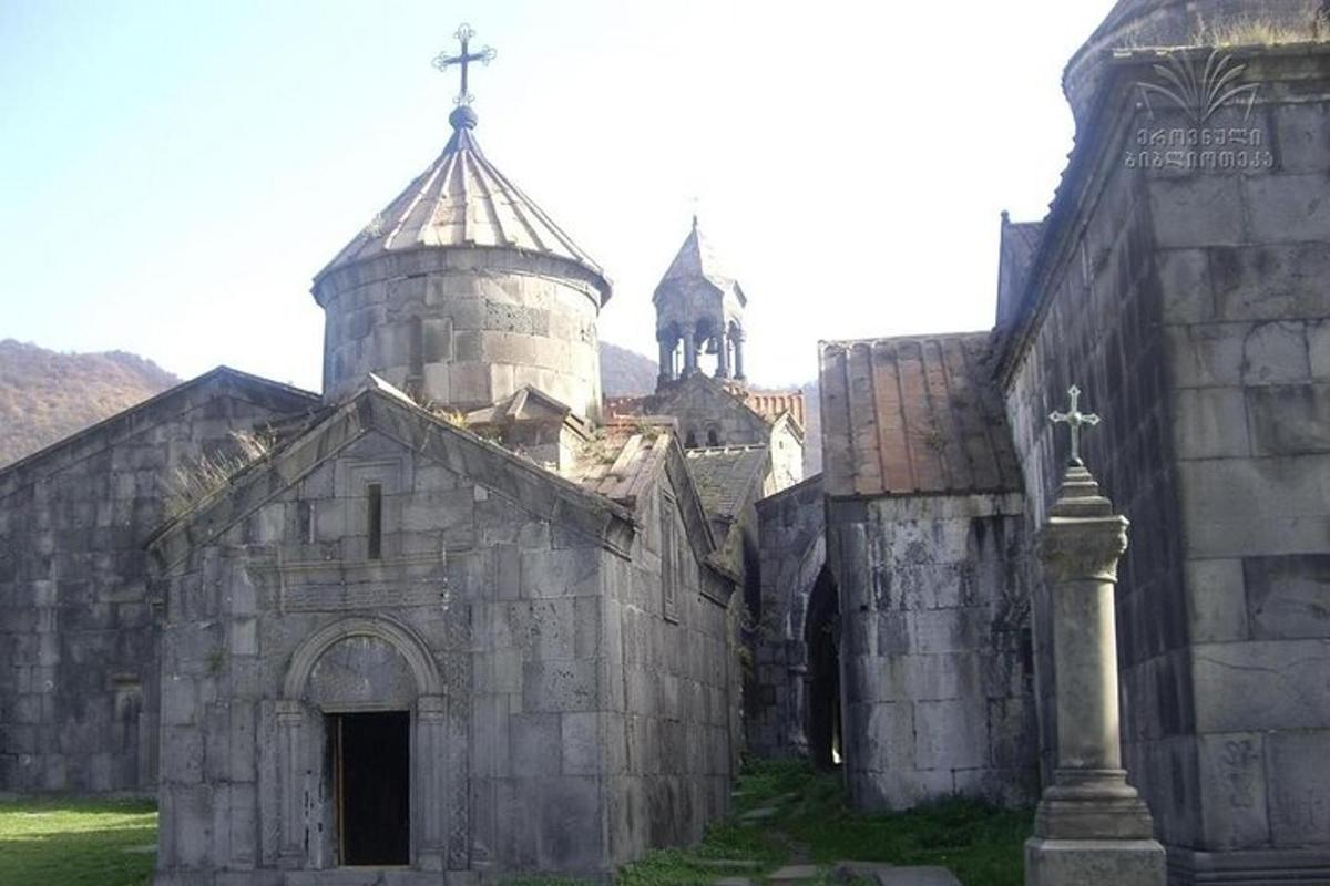 starý kostel s křížem na vrcholu