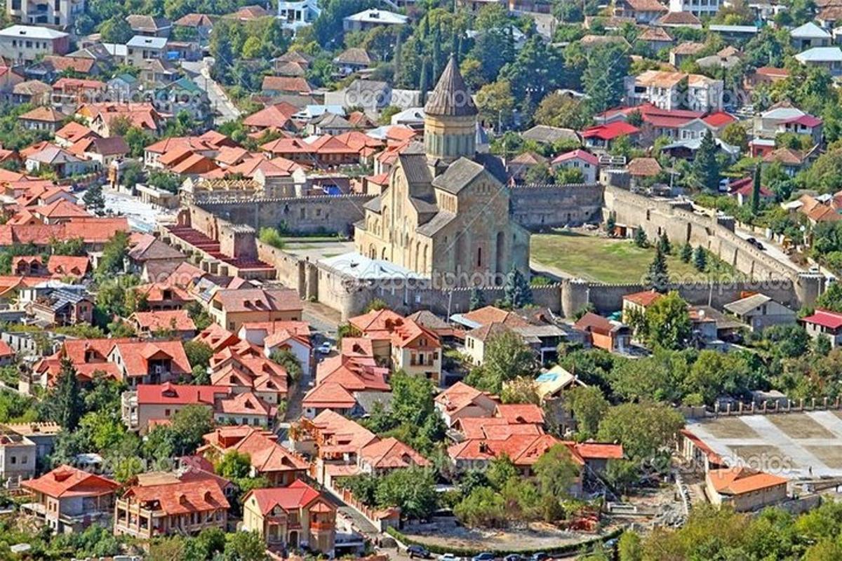 μια εναέρια άποψη μιας πόλης με ένα κάστρο