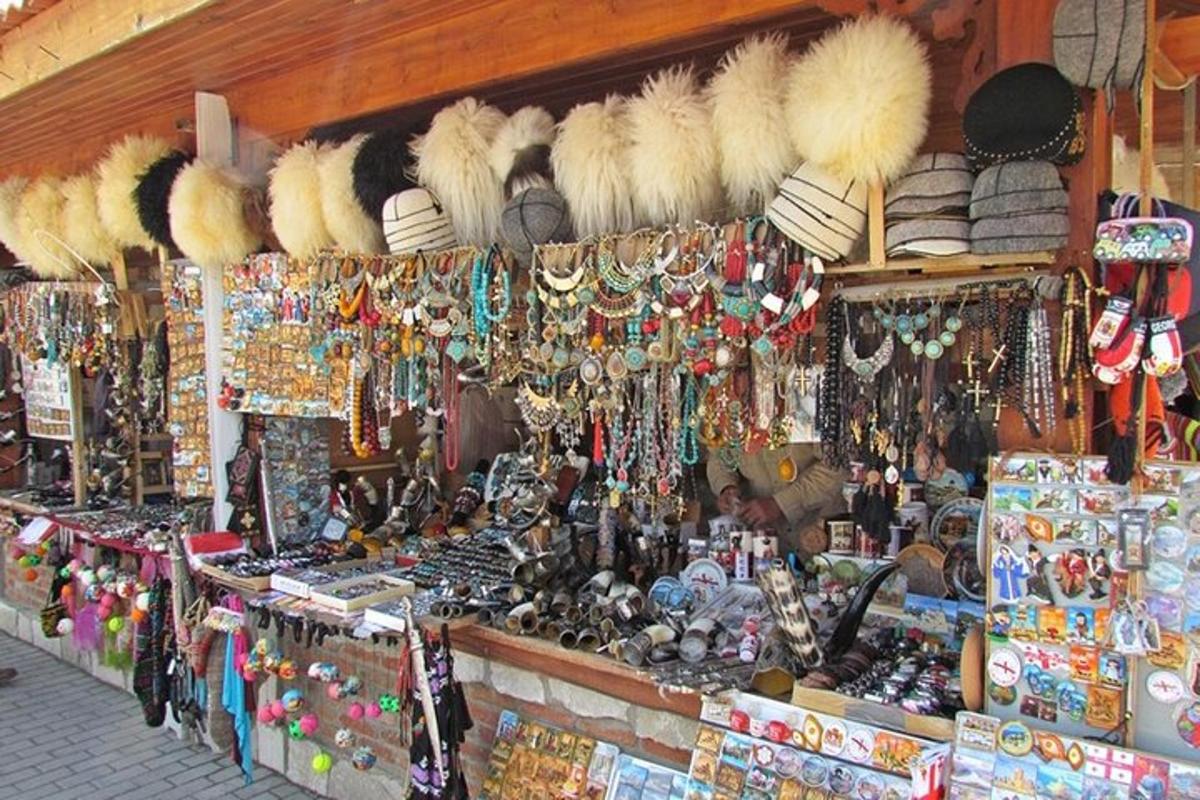 さまざまな品物が展示されている市場