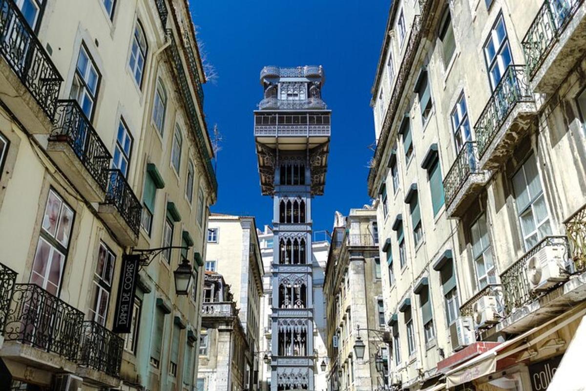 un edificio alto in mezzo ad alcuni edifici