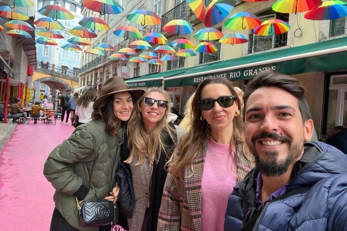 un gruppo di persone che posano per una foto in strada