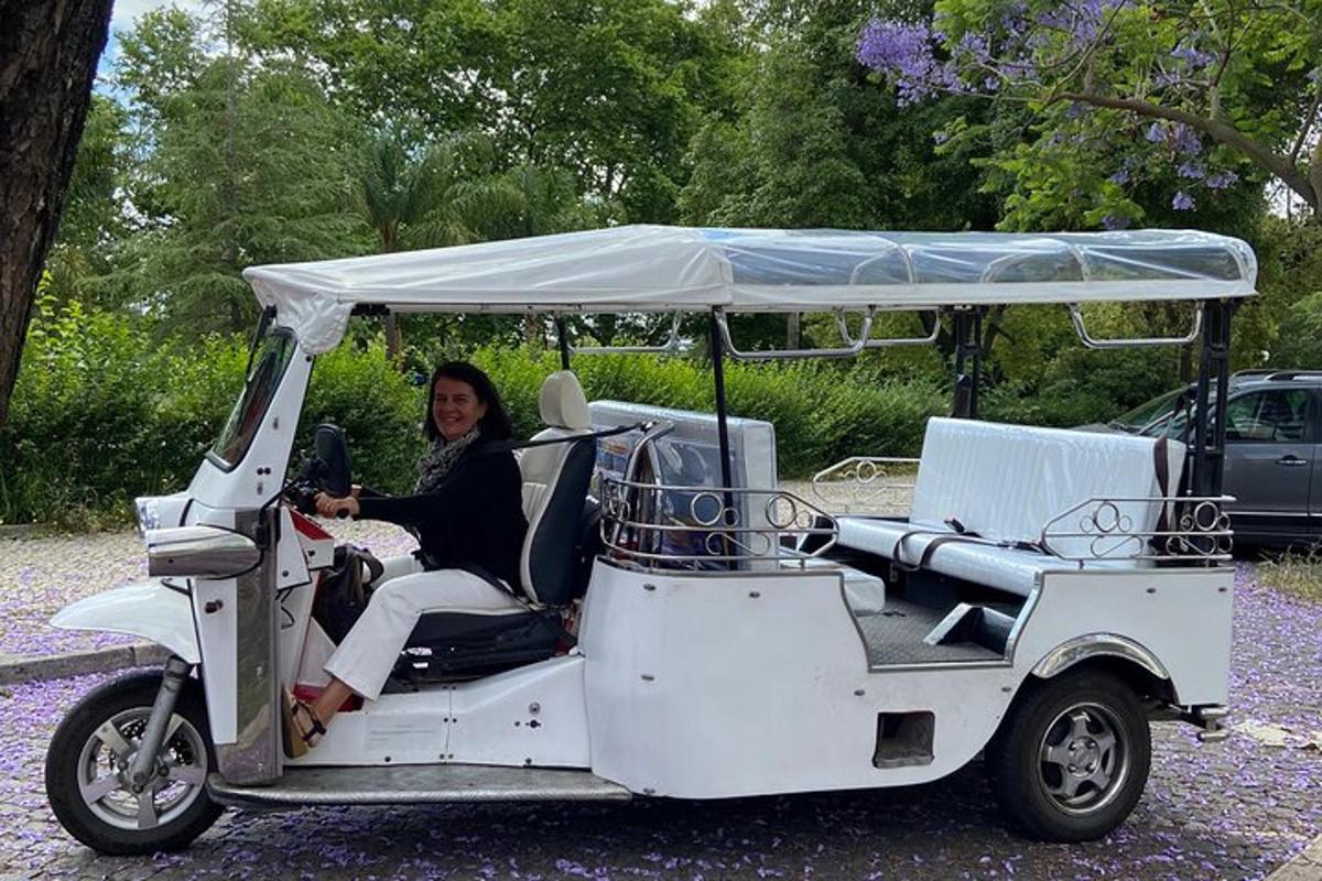 una donna seduta sul retro di un golf cart