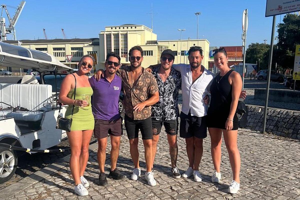 un gruppo di persone che posano per una foto