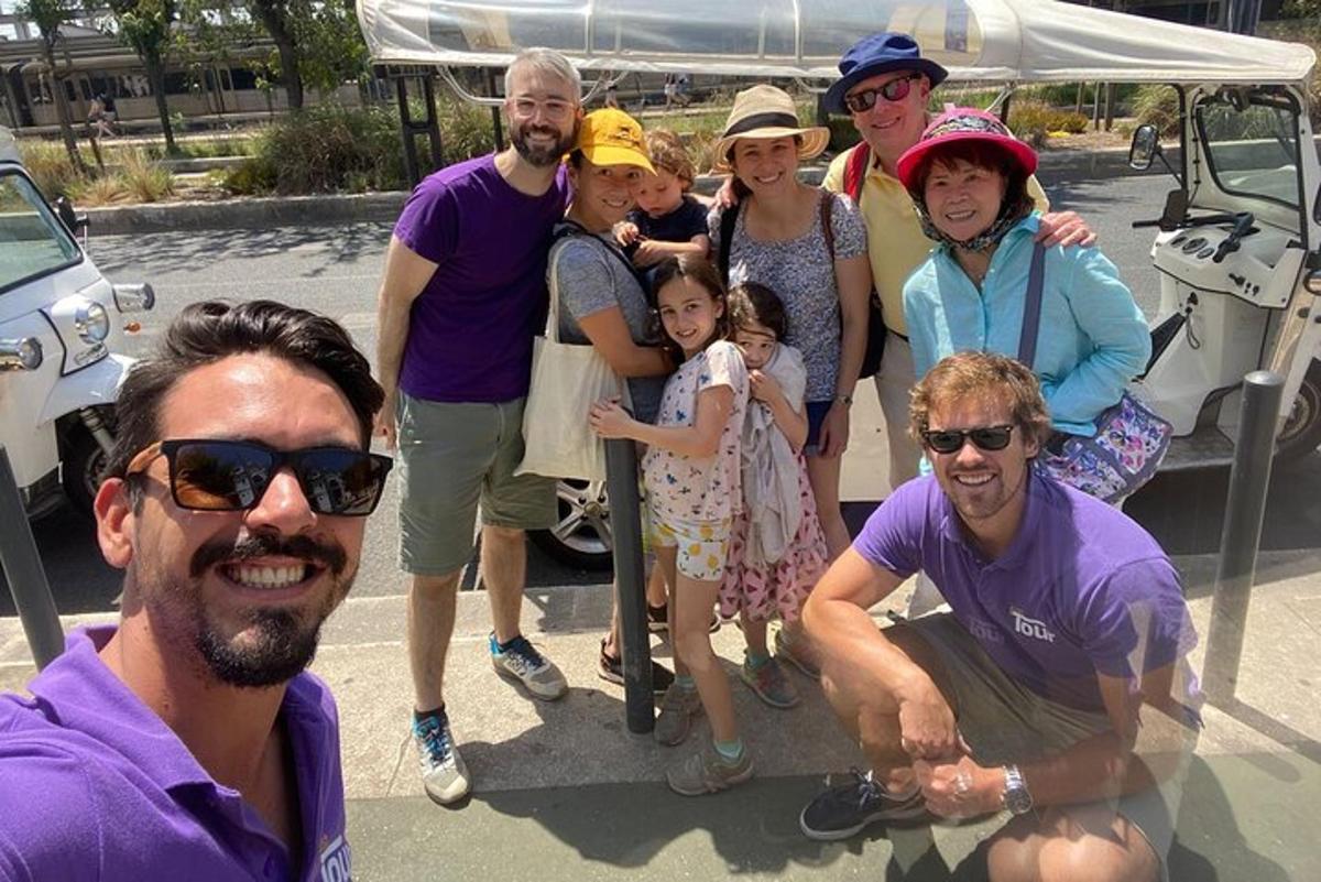 un gruppo di persone sedute sul retro di una barca
