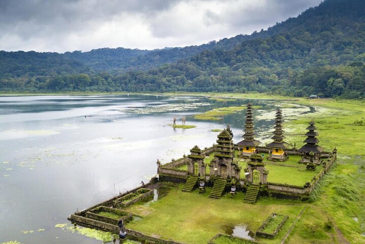 pemandangan udara kuil di tengah-tengah sungai