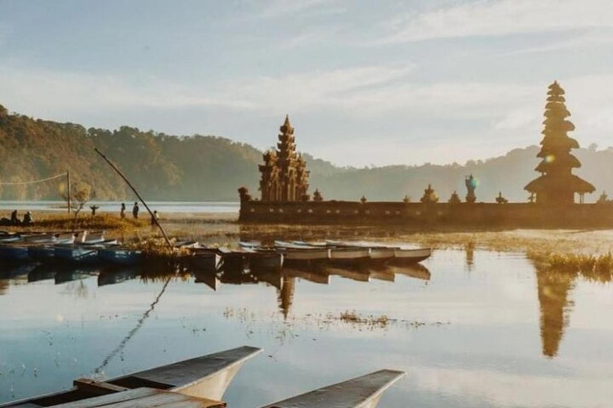 sekumpulan bot duduk di dalam air berhampiran kuil