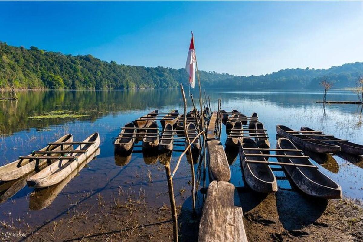 sekumpulan bot beratur di atas tasik