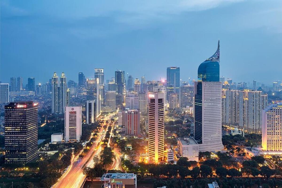 uno skyline di una città di notte con molti edifici