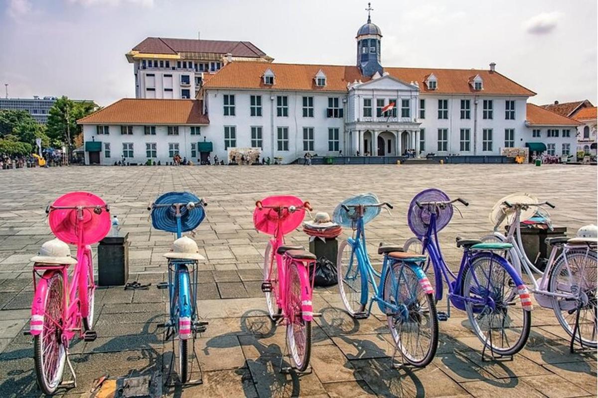 un gruppo di biciclette parcheggiate davanti a un edificio