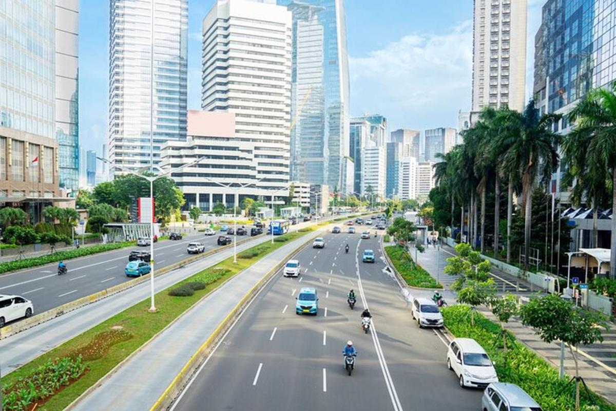 un'autostrada trafficata in una città con auto ed edifici