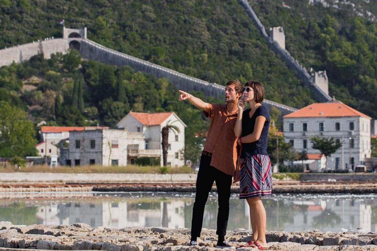 mees ja naine seisavad rannas veenipõletikuga