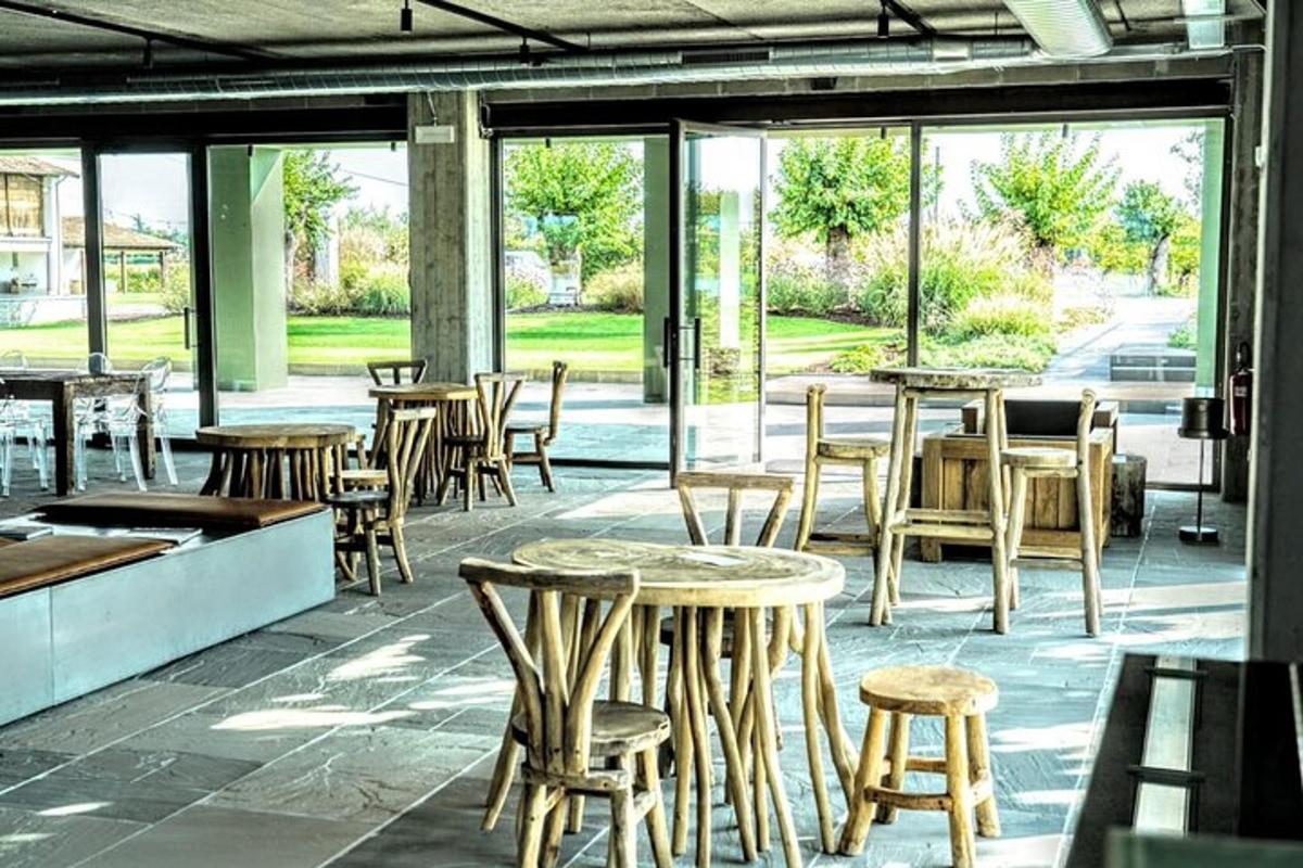 un grup de taules i cadires en un restaurant