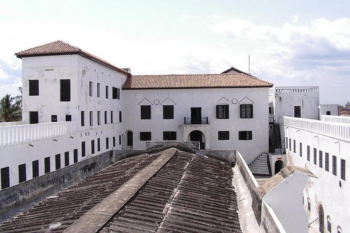 un gran edifici blanc amb una escala al davant