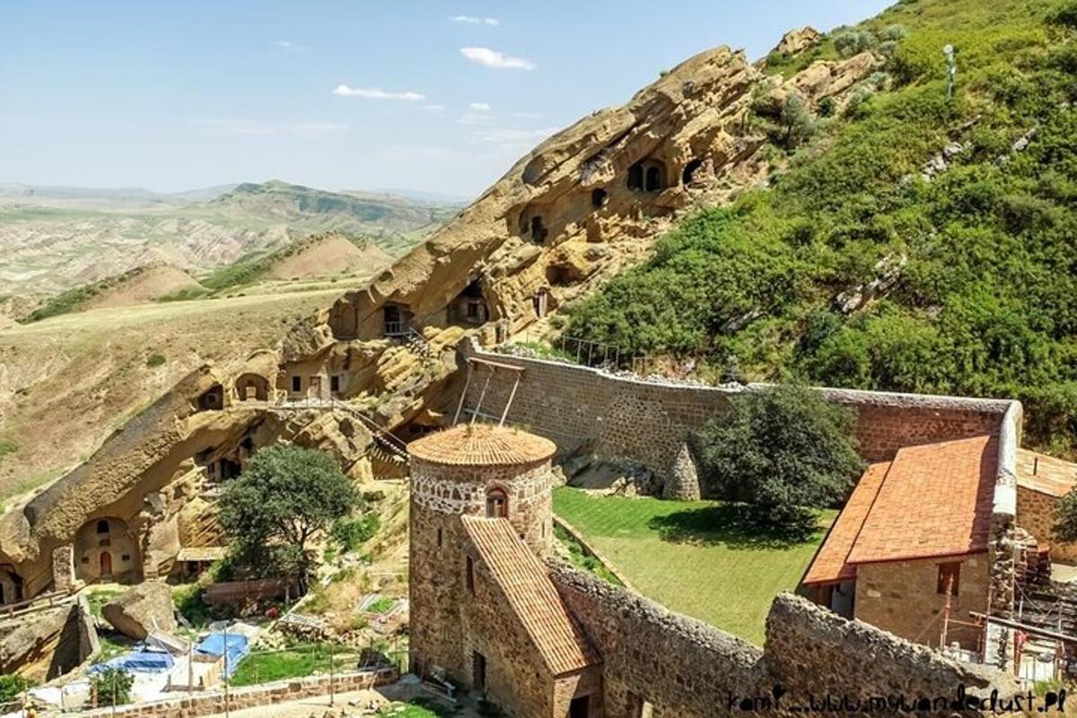 un gruppo di edifici su una montagna