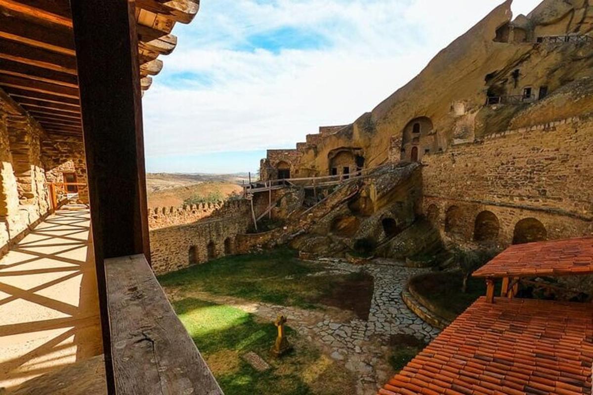 una vista da una finestra di un vecchio edificio