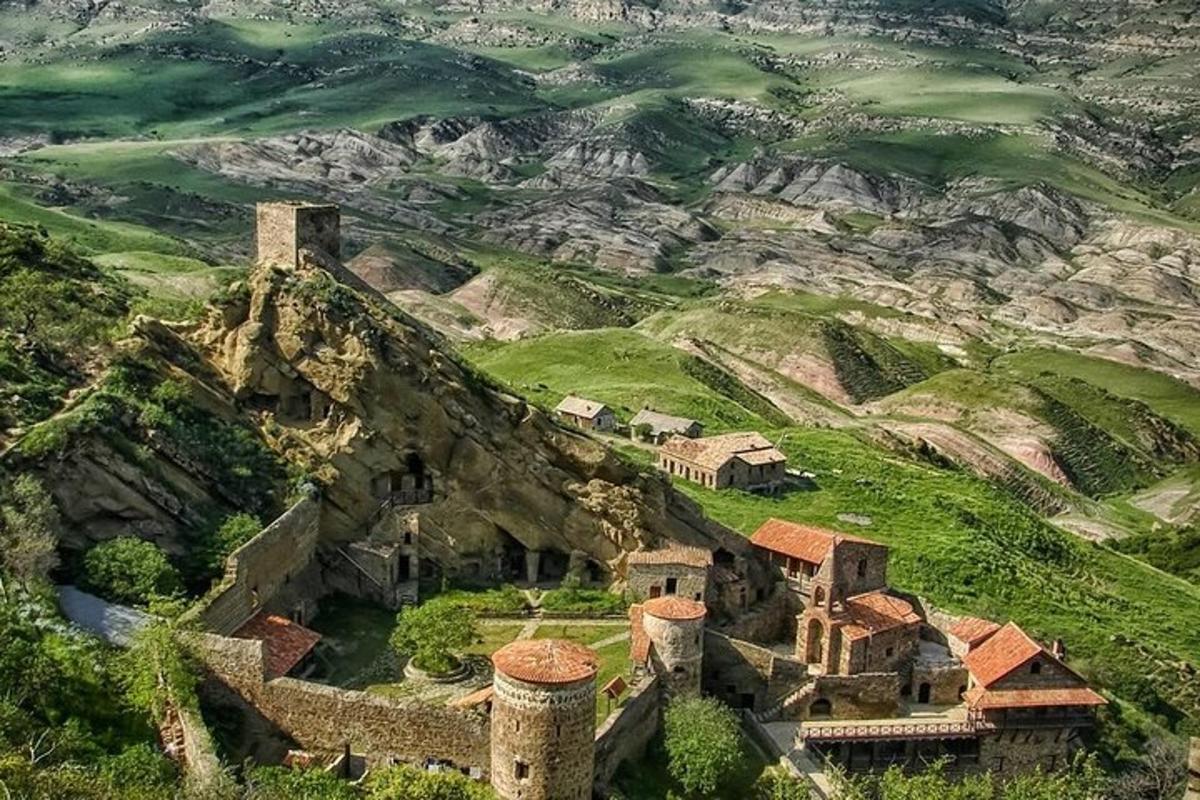 o clădire veche pe coasta unui munte