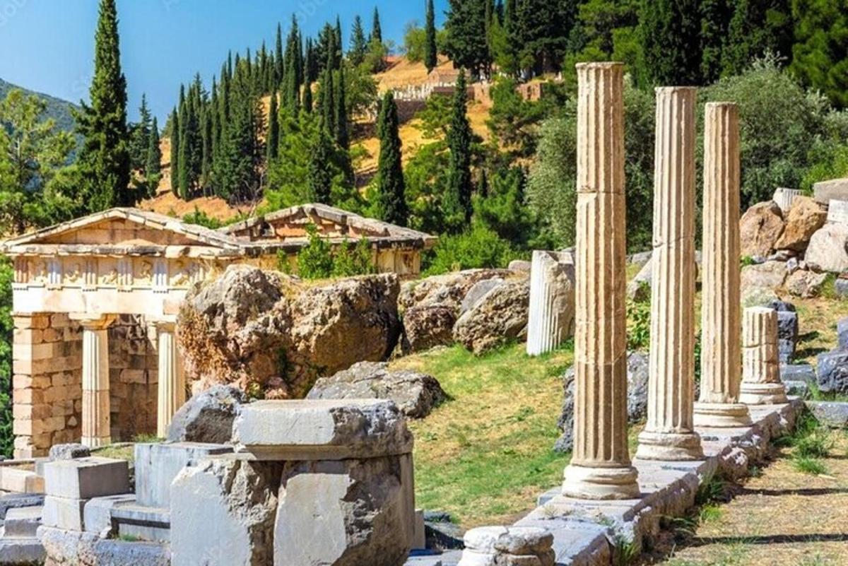 un gruppo di colonne e un edificio in un campo