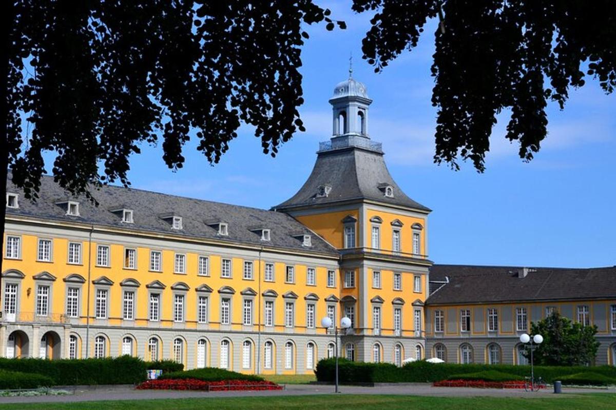 un grande edificio giallo con una torre in cima