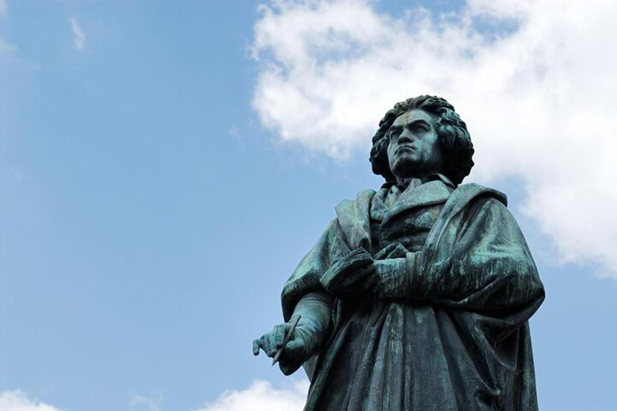 una estatua de un hombre con los brazos cruzados