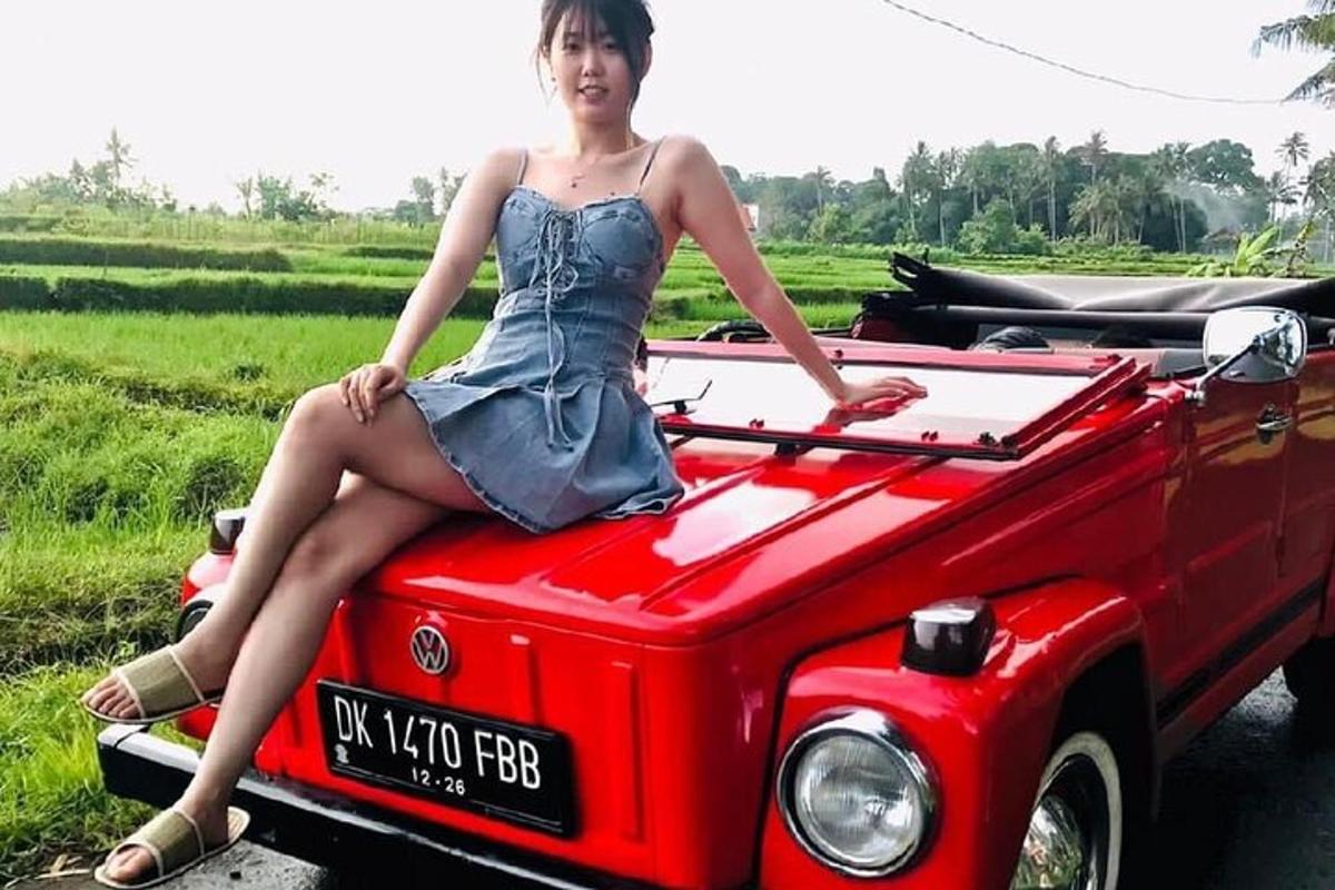 una mujer sentada en la parte trasera de un camión rojo